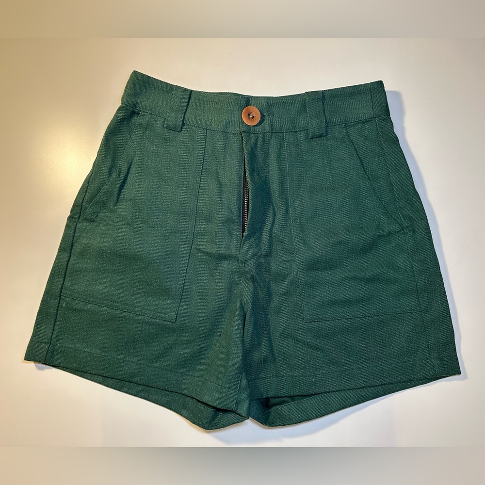 Beaton Linen Utility Shorts in Forest Green